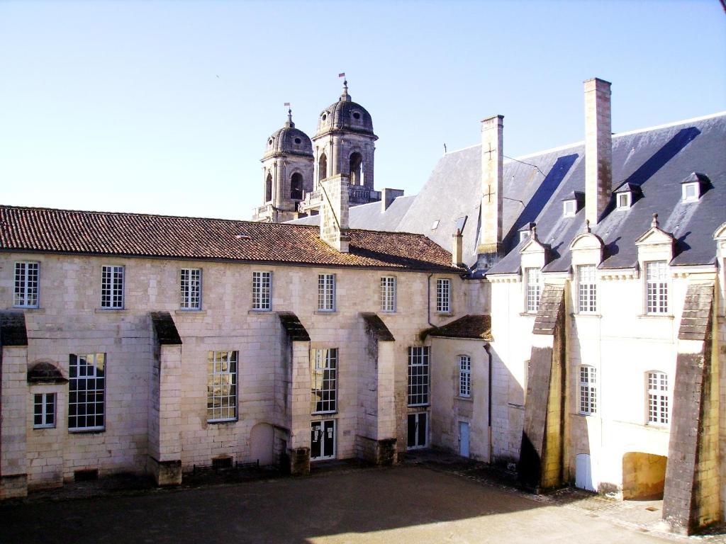 Hôtel Abbaye Royale à Saint-Jean-dʼAngély Extérieur photo