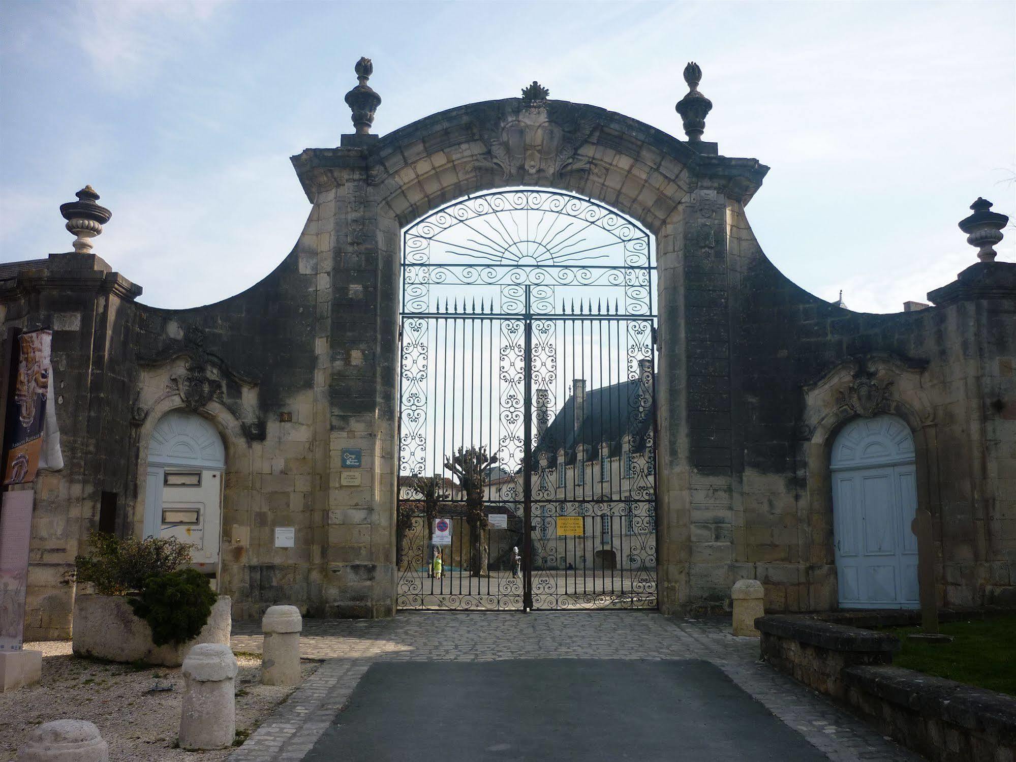 Hôtel Abbaye Royale à Saint-Jean-dʼAngély Extérieur photo